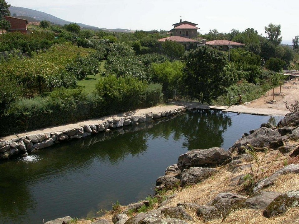 Piscina natural anexa al complejo